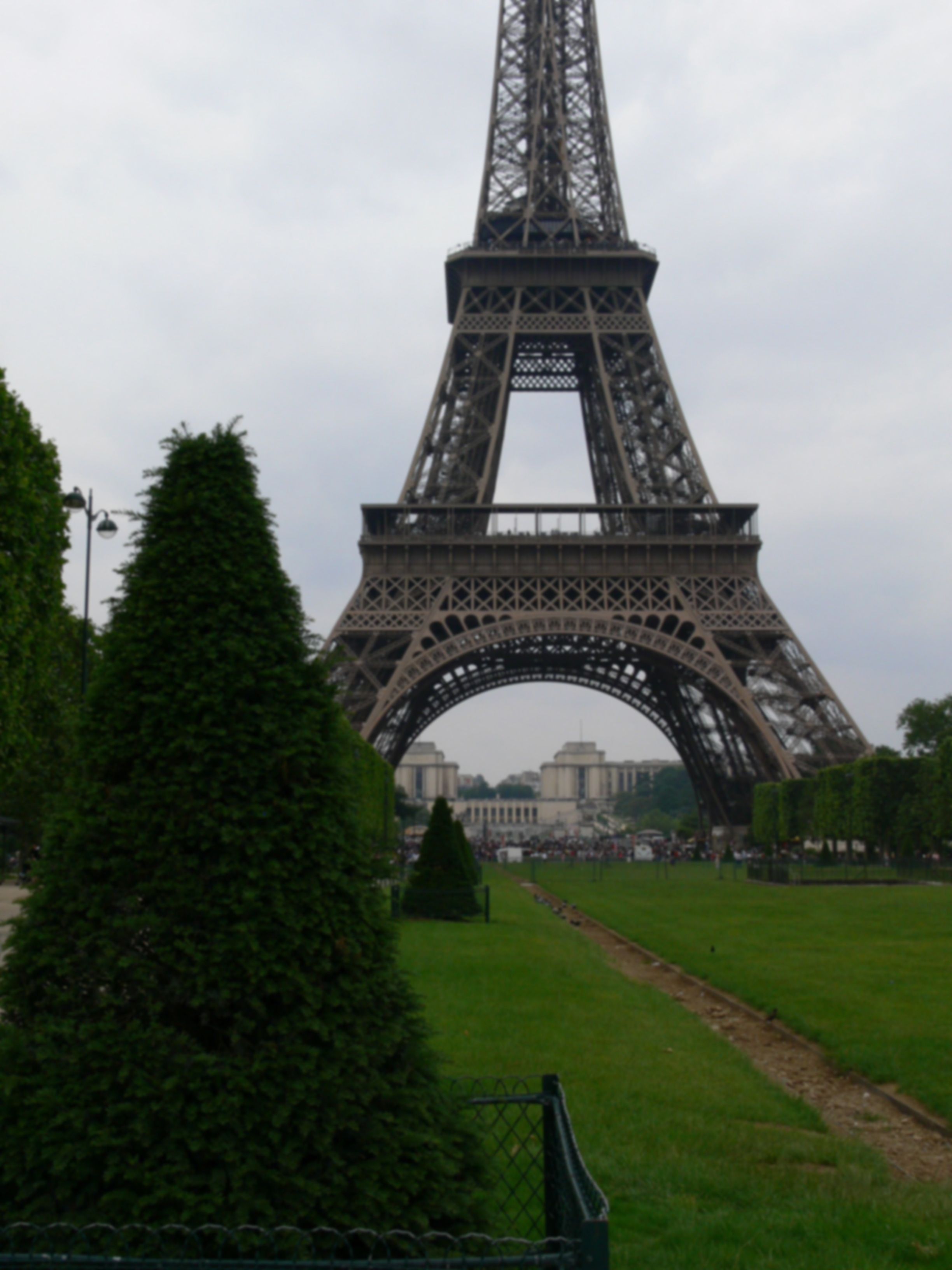 에펠탑과 함께 흐린 사진..