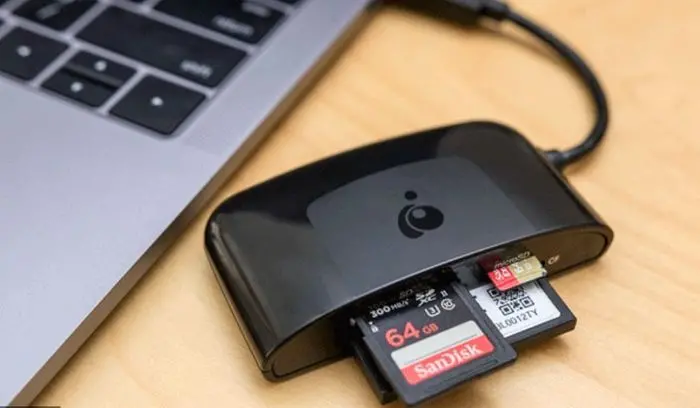 카드 리더기의 SanDisk 드라이브..